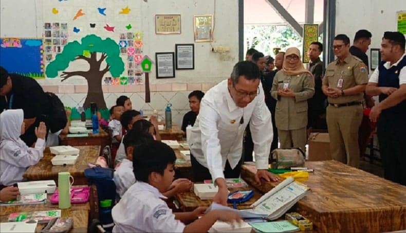 Heru Budi Tinjau Uji Coba Makan Gratis di SDN 01 Manggarai, Menunya Nasi Uduk-Semur Telur