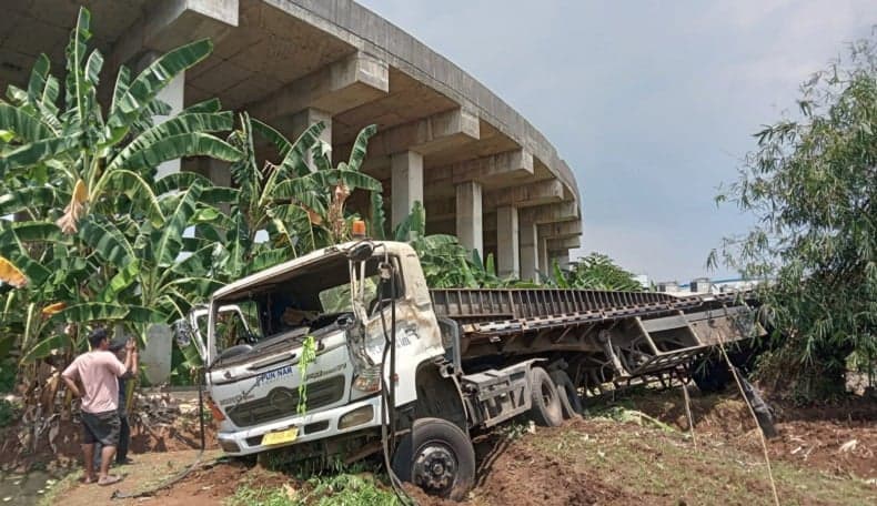 Truk Kontainer Terjun dari Jalan Tol Cibitung-Cilincing Bekasi, Diduga Sopir Mengantuk