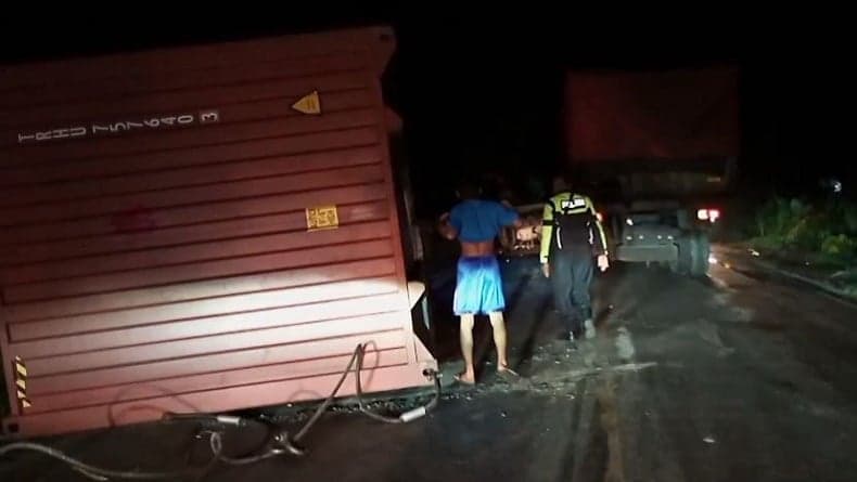 Kecelakaan Maut Truk Kontainer Timpa Mobil di Jalinsum Asahan, 3 Orang Sekeluarga Tewas