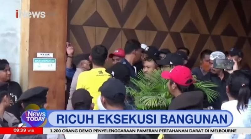 Ricuh Eksekusi Bangunan di Surabaya 