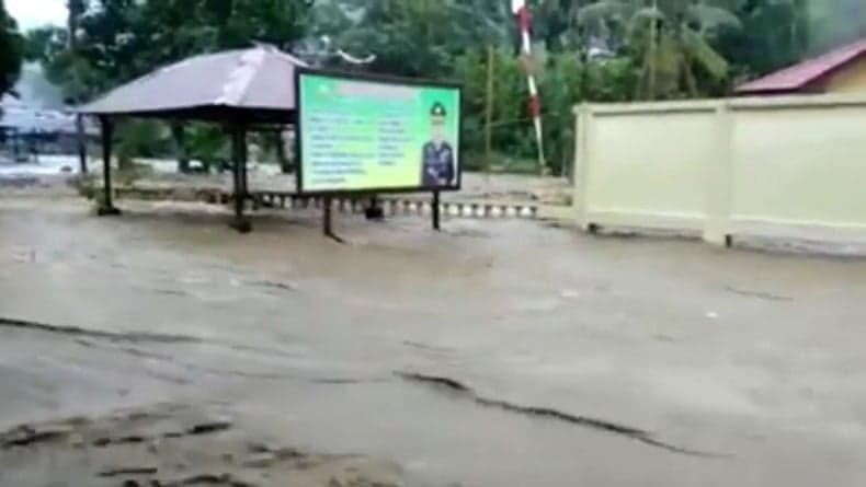 Terekam Video Detik-Detik Banjir Bandang Terjang Kantor Polisi di Madina