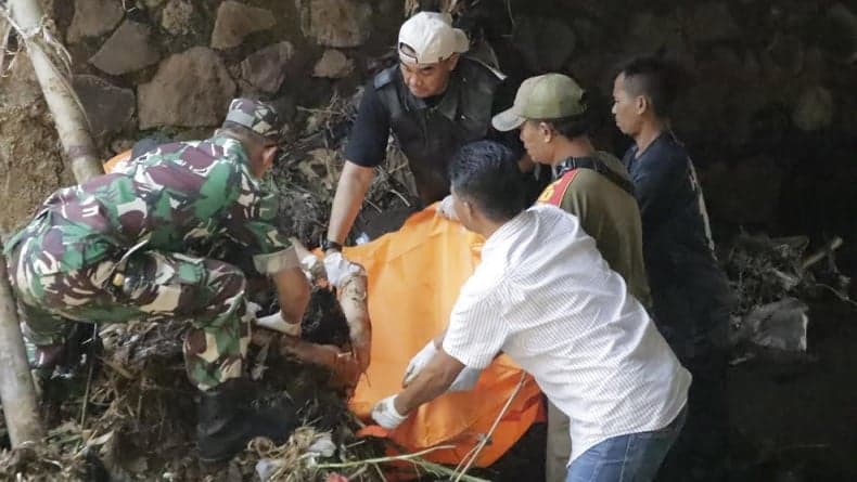 Mayat Ditemukan di Tumpukan Sampah Sungai Cipadaulun Dievakuasi ke RS Sartika Asih