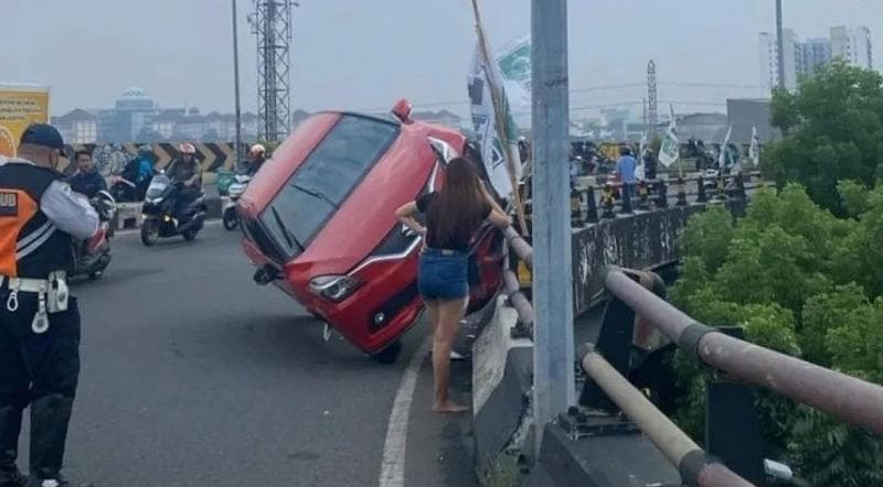 Viral Suzuki Baleno Hampir Terjun di Flyover Ciputat, Pengemudi Harus Waspada Hal Penting Ini!