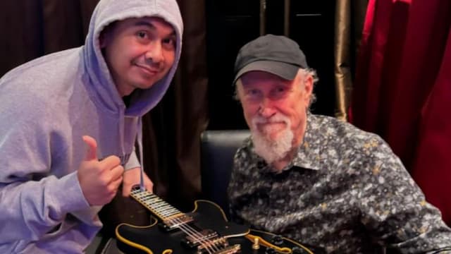 Raditya Dika Beli Gitar John Scofield yang Ditandatangani Langsung: Sekali Seumur Hidup!