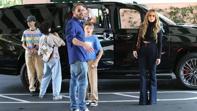 Agak Lain! Jennifer Lopez dan Ben Affleck Terciduk Ciuman dan Pegangan Tangan di Tengah Proses Cerai