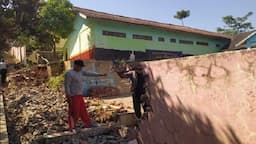 Tembok Sekolah di Bandung Barat Ambruk usai Diguncang Gempa Sukabumi M5,3