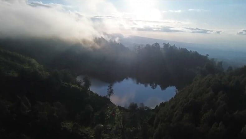 Pesona Keindahan Ranu Regulo, Danau Alam di Kaki Gunung Semeru Diselimuti Kabut Tipis