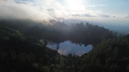 Pesona Keindahan Ranu Regulo, Danau Alam di Kaki Gunung Semeru Diselimuti Kabut Tipis