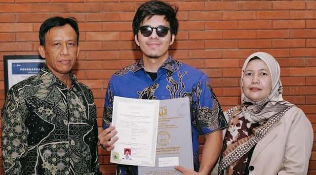 Selamat! Atta Halilintar Akhirnya Punya Ijazah SMA di Usia 29 Tahun, Netizen: Lanjut Kuliah Hukum 