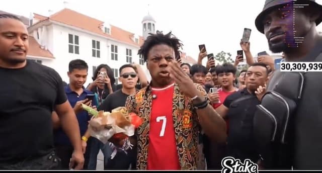 Heboh IShowSpeed Makan Nasi Padang saat Live di Kota Tua, Ekspresinya Kepedasan!