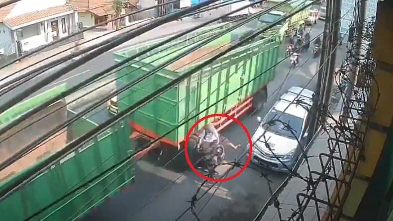 Viral Detik-detik Pelajar SMA Tewas Terlindas Truk Terekam CCTV, Senggolan lalu Jatuh