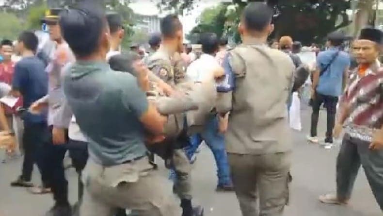 Anggota Satpol PP Terkapar Berlumuran Darah saat Amankan Demo di Gedung DPRD Lebak