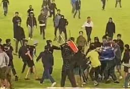 Miris, Bobotoh Diduga Pukuli Steward dengan Kursi usai Persib Vs Persija