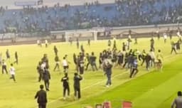 Duel Persib Vs Persija Berakhir Ricuh, Bobotoh Masuk Lapangan Serang Steward