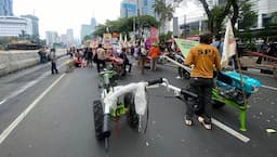 Demo Petani di Patung Kuda, Massa Long March Bawa Traktor hingga Gabah