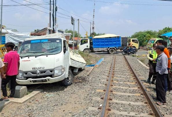 Braak! Mobil Pikap Ringsek Tertabrak KA Argo Bromo Anggrek di Demak, Sopir Luka