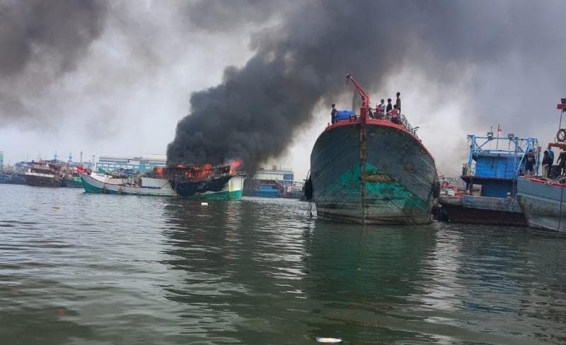 2 Unit Kapal di Pelabuhan Muara Baru Jakut Terbakar, 6 Mobil Pemadam Dikerahkan