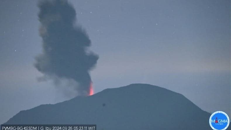 Gunung Ibu 4 Kali Erupsi Beruntun Hari Ini, Muntahkan Abu Vulkanis hingga Lava Pijar