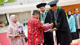 Wisuda di UMS Diwarnai Isak Tangis, Orang Tua Wakili Anaknya yang Telah Meninggal Dunia