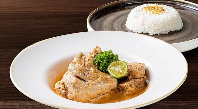 Mencicipi Sajian Rawon dan Ayam Pedas Banyuwangi, Cara Santapnya Lebih Modern 