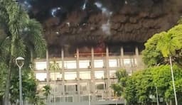 Penampakan Gedung Bakamla Terbakar, Asap Hitam Membumbung Tinggi