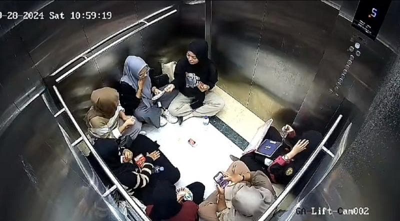 Viral 7 Mahasiswi Terjebak di Dalam Lift, Bukannya Takut Malah Asyik Main Kartu