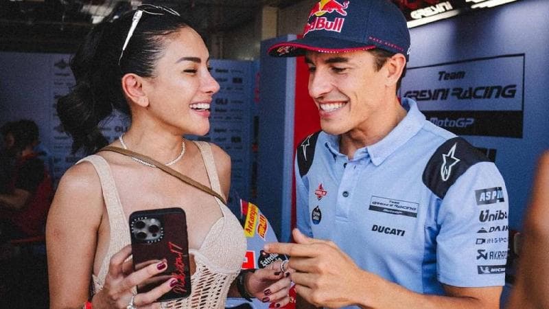 5 Potret Nikita Mirzani Tebar Pesona ke Pembalap MotoGP di Mandalika, Pria Terakhir Pacar Baru?