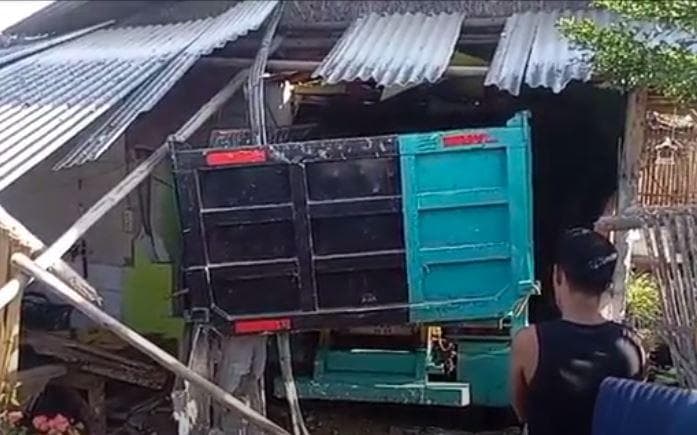 Sopir Diduga Mabuk, Dump Truk Tabrak Rumah di Karawang 2 Luka-Luka