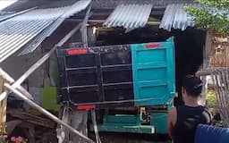 Sopir Diduga Mabuk, Dump Truk Tabrak Rumah di Karawang 2 Luka-Luka