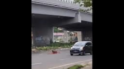 Viral Bocah Jalanan Bermain dan Tiduran di Jalan Raya Jakabaring, Pengendara Resah