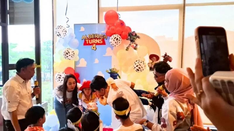 Pesta Ulang Tahun Abew Bertema Toy Story, Yuk Intip Momen Spesial dalam Konten YouTube!