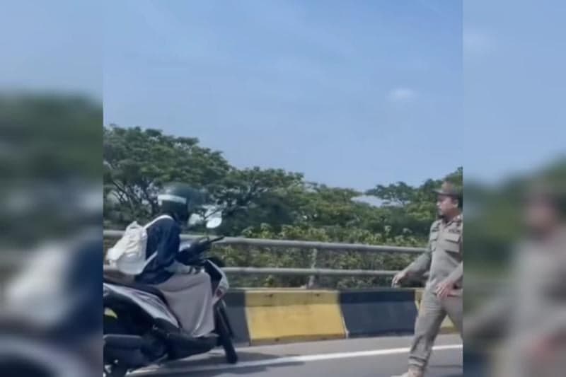 Heboh Penertiban Atribut Parpol Berujung Kecelakaan Beruntun di Flyover Pondok Bambu