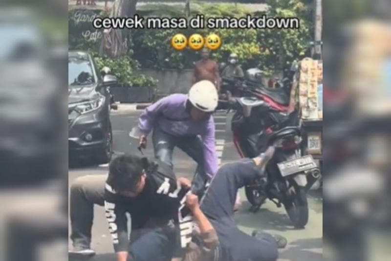 Heboh Pria Banting Helm dan Smackdown Cewek di Depan Umum, Netizen Geram