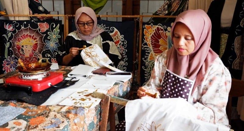 Heboh, Pengrajin Penyintas Kanker dan Tuna Rungu Lukis Ribuan Kain Cantik di Hari Batik Nasional