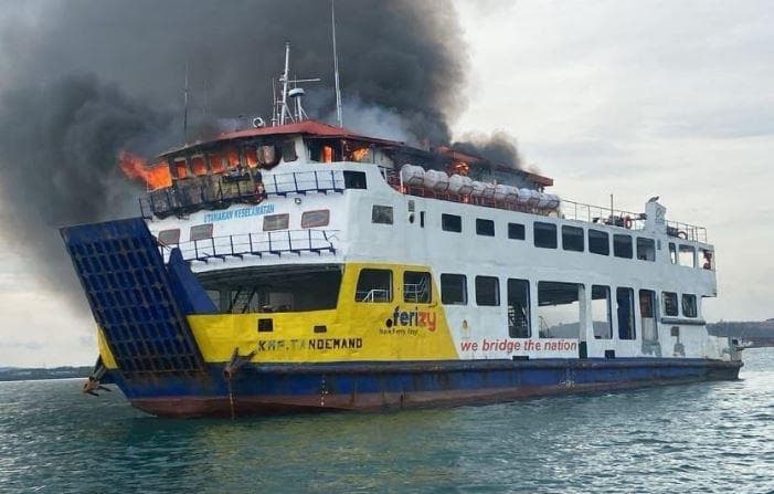 Kapal Roro KMP Tandeman Terbakar di Batam saat Labuh Jangkar, 12 ABK Selamat