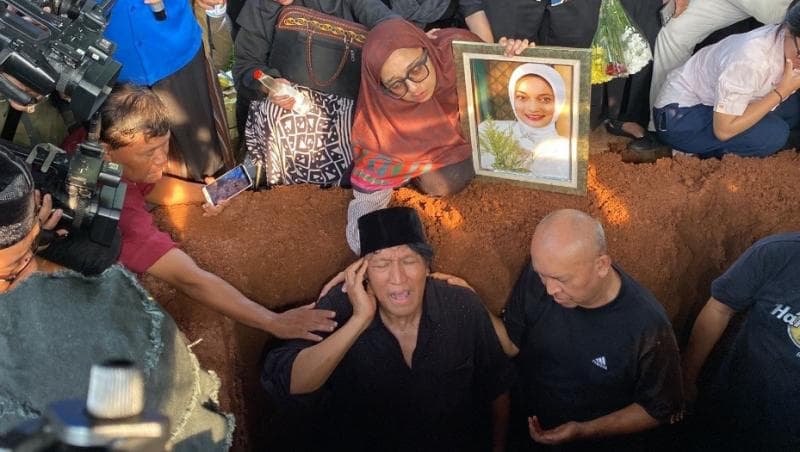 Tangis Ikang Fawzi Pecah saat Turun ke Liang Lahat Mengazankan Jenazah Marissa Haque