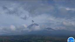 Gunung Semeru Hari Ini 8 Kali Erupsi Beruntun, Warga Diminta Menjauh Radius 8 Km