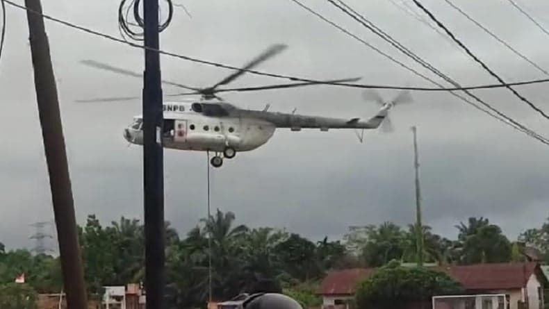 Helikopter Puma Mendarat Darurat Disertai Suara Gemuruh, Warga Jambi Heboh