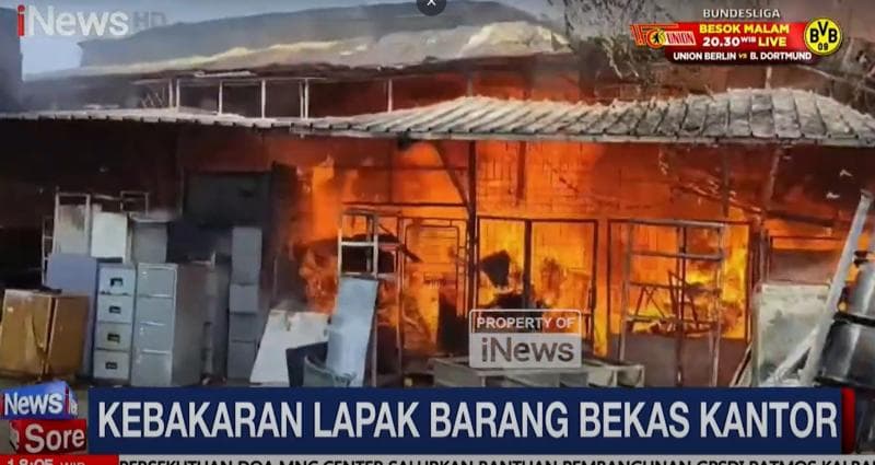 7 Damkar Padamkan Kebakaran Lapak Barang Bekas Kantor di Bogor