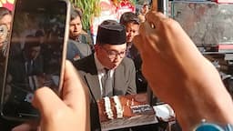 Momen Ridwan Kamil Semringah Dapat Surprise Ultah ke-53 dari Wartawan