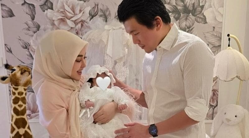 Apa Kabar Princess R, Bayi Syahrini dan Reino Barack di Usia 2 Bulan Makin Cantik Pakai Gaun Putih