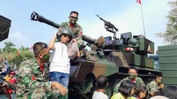 HUT ke-79 TNI, Warga Antusias Foto Bareng Prajurit dan Alutsista