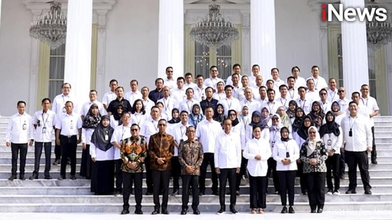 Pamitan, Jokowi dan Ibu Iriana Ajak Keluarga Besar Istana Foto Bersama