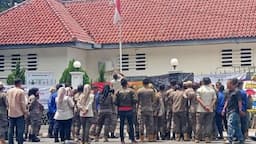 Satpol PP Lebak Geruduk DPRD usai 1 Anggota Meninggal saat Pengamanan Demo