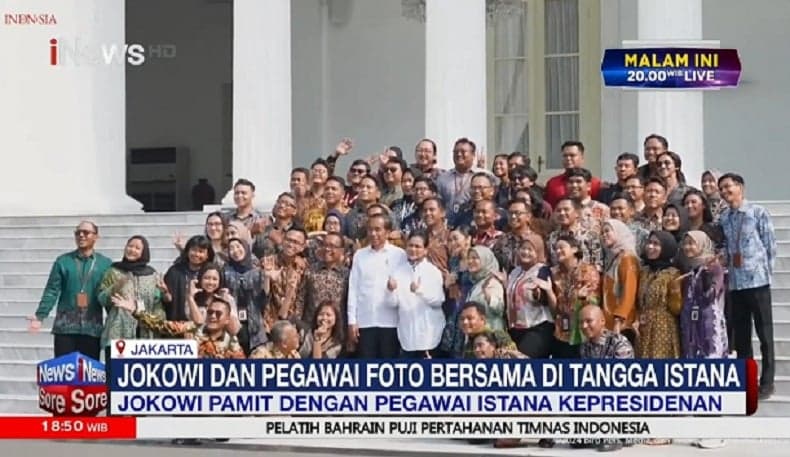 Momen Jokowi Foto bareng Pegawai Istana hingga Wartawan Jelang Purnatugas