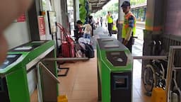 Kebakaran di Dekat Stasiun Angke-Duri, Perjalanan KRL Lintas Cikarang Terganggu