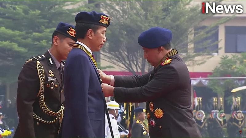 Jokowi Dianugerahi Medali Kehormatan Loka Praja Samrakshana Polri