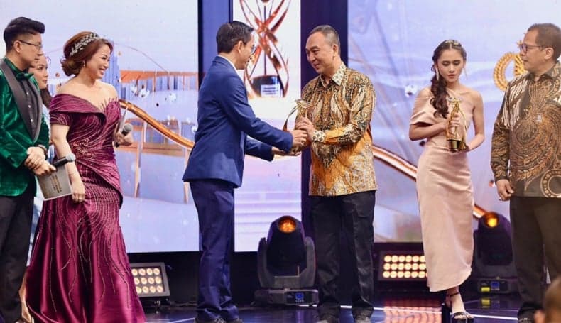 Kapolri Raih Penghargaan Pelayanan-Komunikasi Terbaik Kementerian dan Lembaga Negara Awards 2024