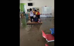 Anak-Anak TK Terjebak di Dalam Kelas saat Banjir Bandang Terjang Kuala Lumpur