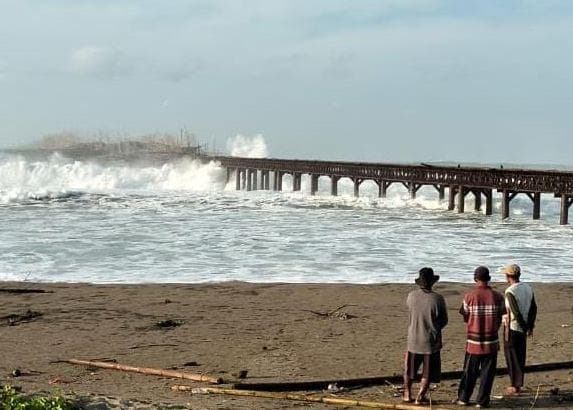 71 Nelayan Sukabumi Terjebak di Laut usai Jembatan Putus Dihantam Ombak